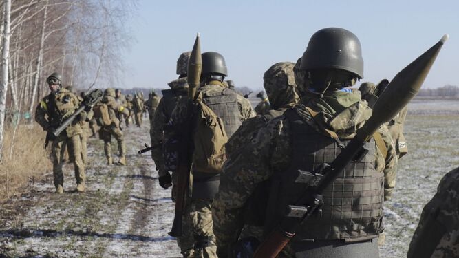 Soldados de Ucrania patrullando el perímetro de Kiev.