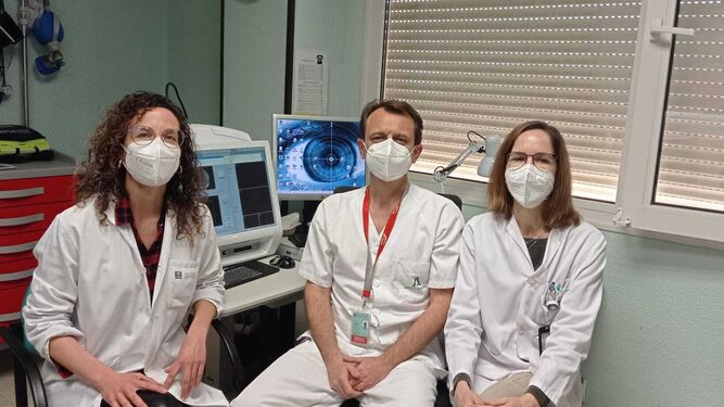 Profesionales del área de Oftalmología, con el doctor Carlos Doncel en el centro de la imagen.