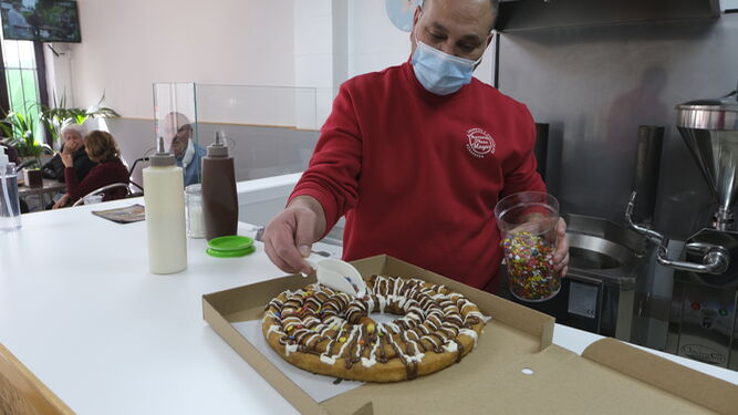Churro-pizza, un nuevo concepto del desayuno tradicional nace en Huércal Overa