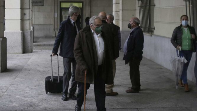 El ex alcalde de Cazalla Ángel Rodríguez de la Borbolla llega a la Audiencia de Sevilla.