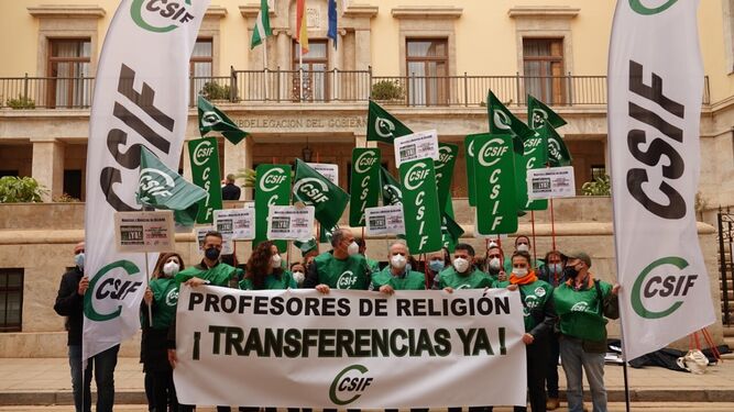 CSIF se concentra para exigir al gobierno la transferencia de los docentes de Religión a la Junta de Andalucía
