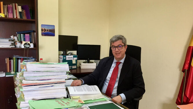 El presidente de la Sección Cuarta de la Audiencia de Sevilla, Carlos Lledó, en su despacho.