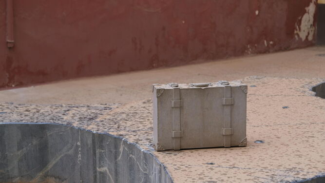 La solitaria maleta sin su propietario  descansa sobre el banco con la forma de la provincia de la plaza Calderón.