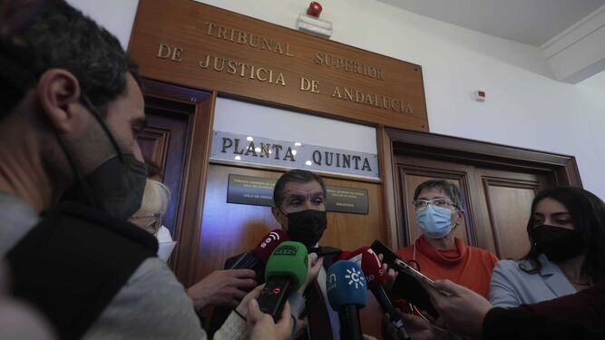 El presidente del TSJA, Lorenzo del Río, atiende a los periodistas antes de la reunión de la Sala de Gobierno del Alto Tribunal andaluz.