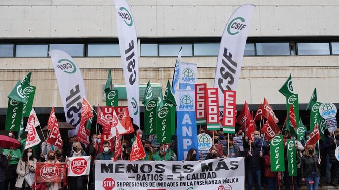 Concentración de los sindicatos frente a la Delegación de Educación en Almería