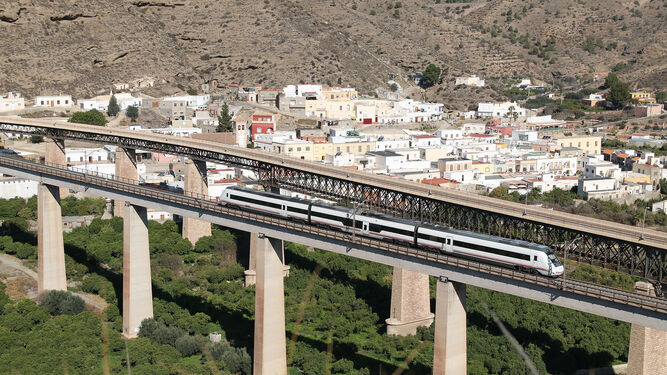 El tren pasa por el puente de Santa Fe.