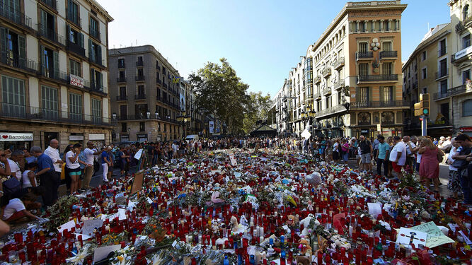 Las flores en el lugar donde acabó la furgoneta de los atentados de Barcelona de 2017, días después de la masacre