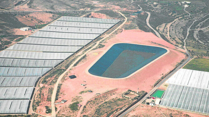 Vista aérea de algunas de las infraestructuras de regadío que posee la Comunidad de Usuarios de Aguas de la Comarca de Níjar.