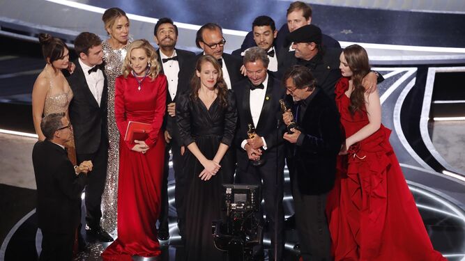 El equipo de 'CODA' recoge el Oscar a la mejor película.