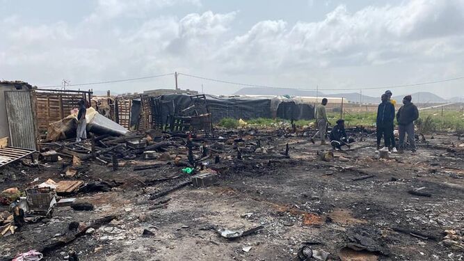 Arden una decena de infraviviendas en el asentamiento de Walili en Níjar sin daños personales