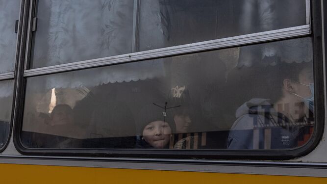 Niños evacuados de Mariupol y Melitopol a su llegada a la ciudad de Zaporizhzhia