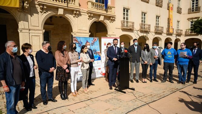 El alcalde de Almería durante el acto organizado por la Asociación Altea con motivo del Día Mundial del Autismo