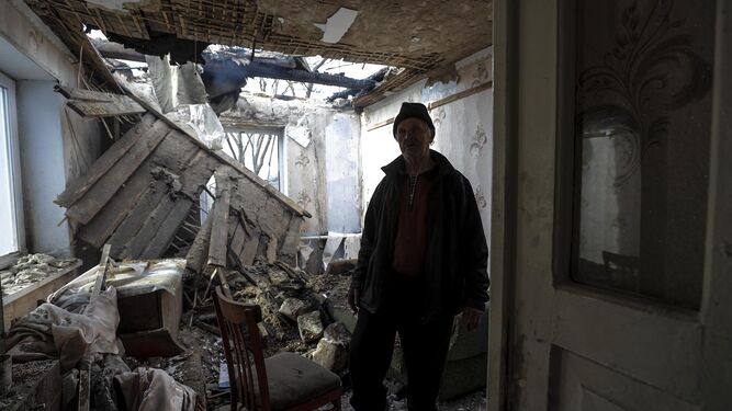 Un hombre entra en su casa tras haber sido bombardeada