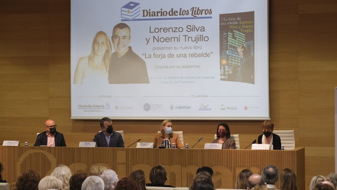 Antonio Lao, Lorenzo Silva, Noemí Trujillo, Cristina Galindo y María del Mar Ruiz.