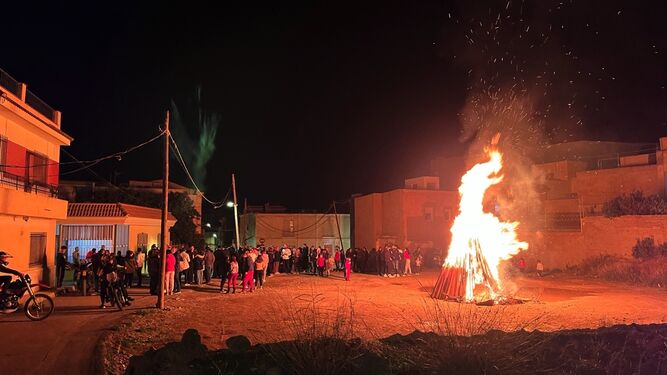 Una de las hogueras encendidas anoche en Berja.