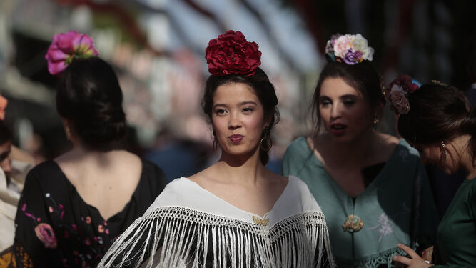 Una joven vestida de flamenca en la Feria de Abril.