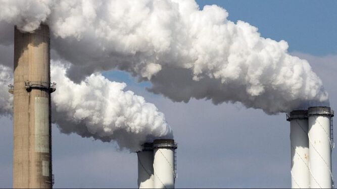 Emisiones de las chimeneas de una fábrica