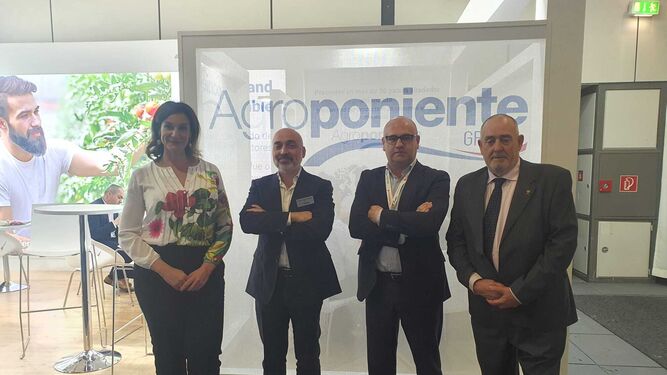 Imanol Almudí, CEO de Agroponiente, entre Lourdes Piñero, José Antonio Lara y Antonio Lara, de Banco Santander.
