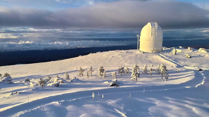 Imágenes del amanecer desde las cúpulas del observatorio de Calar Alto esta mañana
