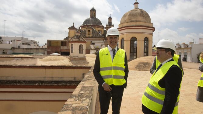 El ministro de Cultura Miquel Iceta, con el alcalde de Sevilla Antonio Muñoz en su visita a la Fábrica de Artillería.
