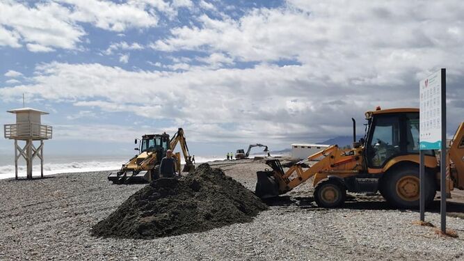 Comienza el arreglo y limpieza de las playas de Vera afectadas por el temporal