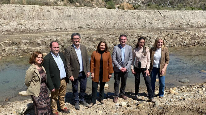 Carmen Crespo visita la restauración del río Adra.