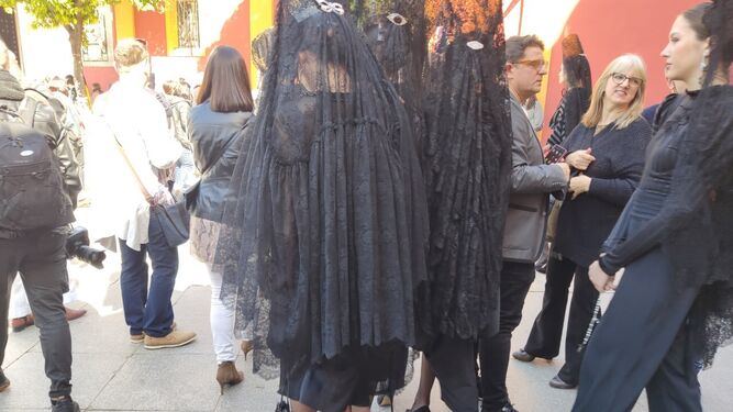 Mujeres con la clásica mantilla negra en la Plaza de San Lorenzo.