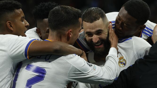 Karim Benzemá celebra con sus compañeros tras marcar el segundo gol ante el Chelsea
