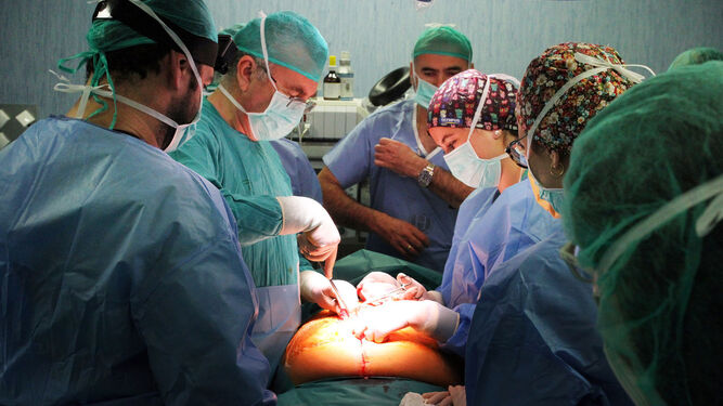 El equipo médico durante una intervención quirúrgica de una hernia