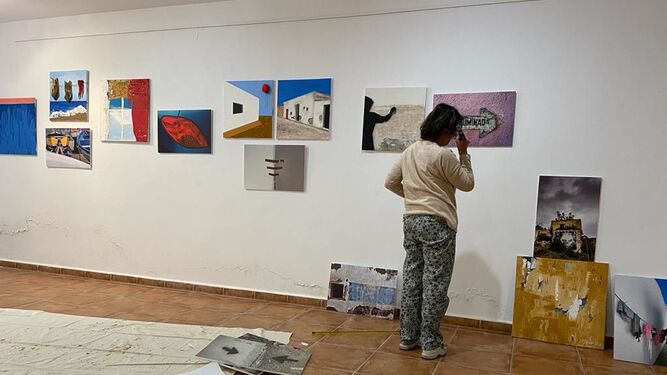 Mara Vilar Sancho en la instalación de la pared con obras de los talleres Rodalquilarte