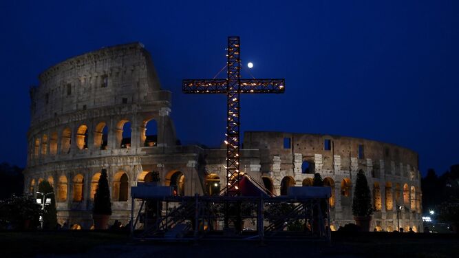Miles de fieles acompañan al Papa en el Via Crucis tras dos años de pandemia