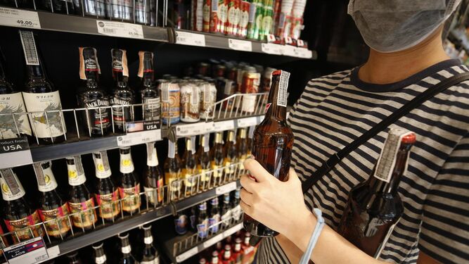 Bebidas alcohólicas en un supermercado.