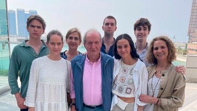 Don Juan Carlos con sus hijas y nietos en Abu Dabi