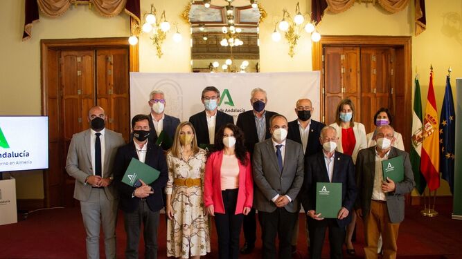 La consejera de Igualdad junto a los alcaldes de los nueve municipios con los que ha firmado el convenio, además de la delegada del Gobierno de la Junta en Almería y el delegado territorial de Igualdad