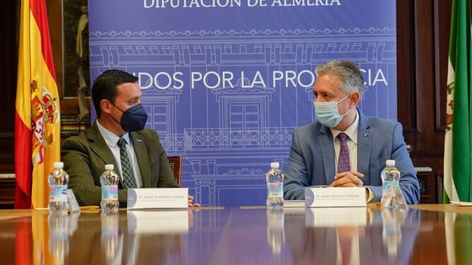 El presidente de la Diputación de Almería, Javier Aureliano García, y el presidente del Colegio de Fisioterapeutas, Juan Manuel Nieblas.