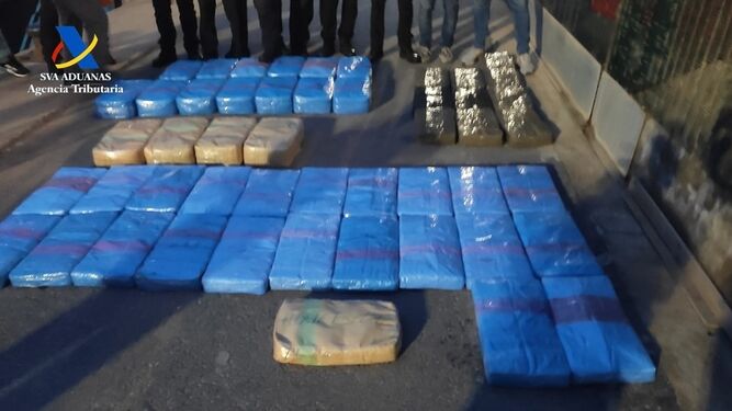 Detenidos dos tripulantes de una embarcación deportiva con 330 kilos de hachís en la costa de Almería