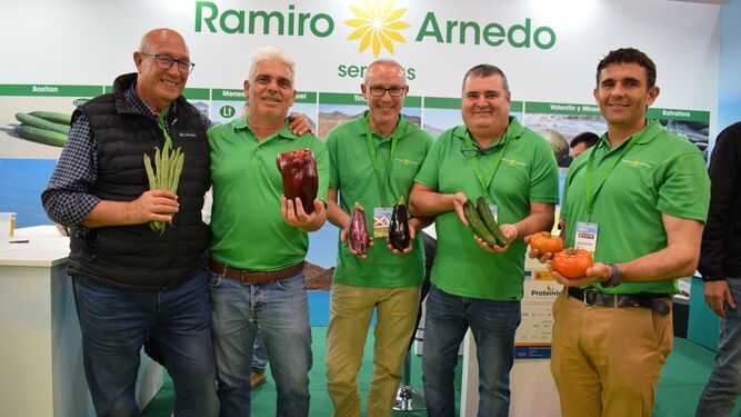 Representantes de Ramiro Arnedo en el expositor de la casa de semillas en Expolevante