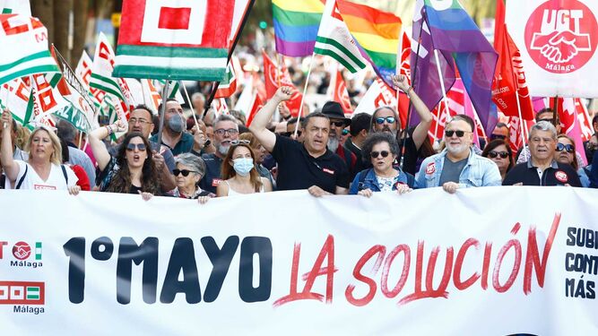 Líderes sindicales portan la pancarta principal de la manifestación del 1 de mayo.