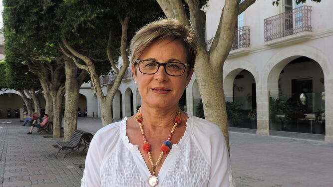 Adriana Valverde, portavoz municipal del PSOE, junto a los ficus