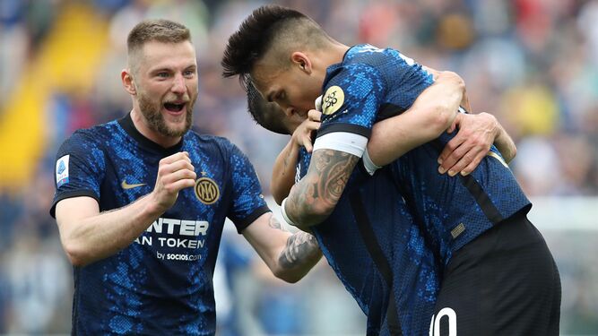 Los jugadores del Inter de Milán celebran la victoria ante Udinese