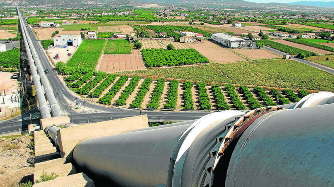 La tubería del trasvase Tajo-Segura cerca del término municipal de Orihuela en Alicante.