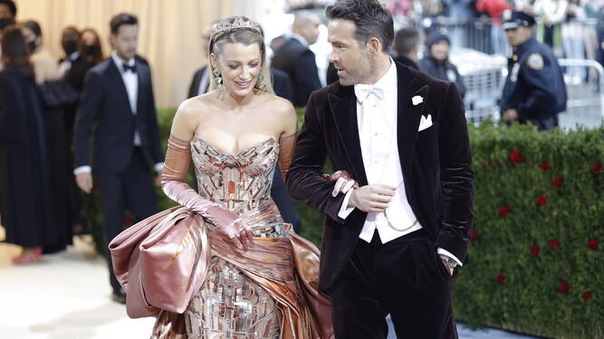 Blake Lively, una de las más elegantes de la velada, junto a su marido, Ryan Reynolds.