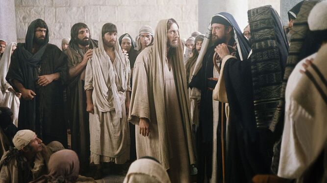 Jesucristo ante los saduceos en la película 'Jesús de Nazaret'