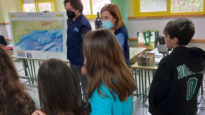 Investigadores del Instituto Español de Oceanografía con los alumnos del CEIP San Bernardo