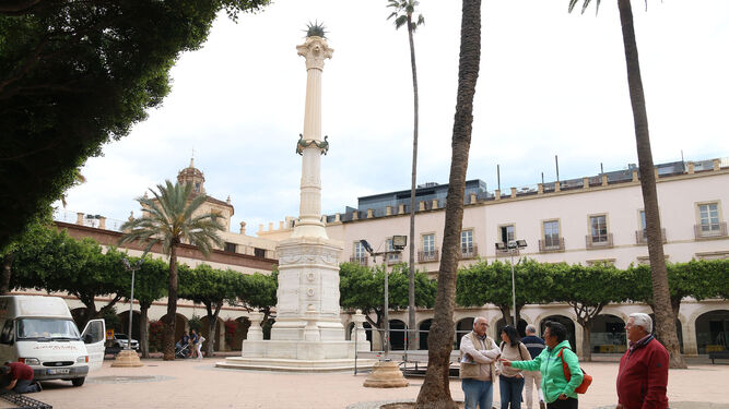 La Plaza Vieja de Almería, con El Pingurucho y los ficus, ahora de nuevo protegidos por sentencia judicial