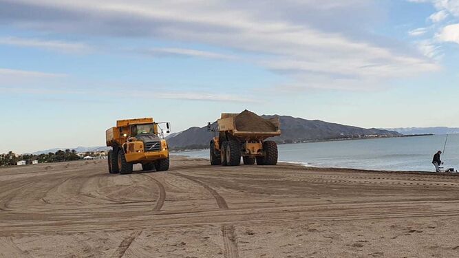 Trabajos de reposición de arena en una playa almeriense.