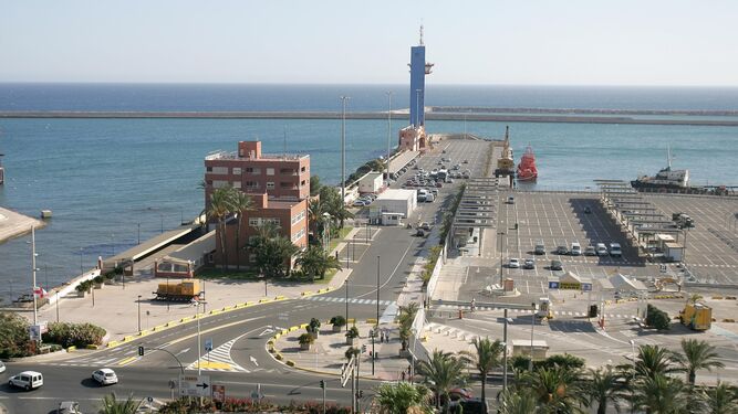 Vista del edificio de la Auroridad Portuaria y la torre de control