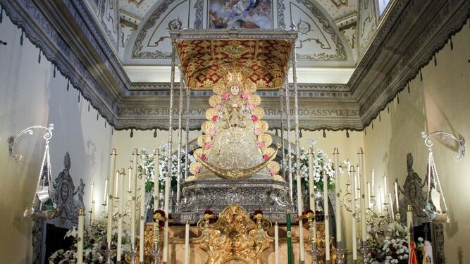 La Virgen del Rocío entronizada en sus nuevas andas procesionales.