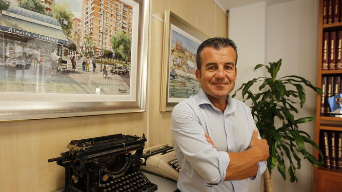 Salvador Hernández en una visita a  la redacción de Diario de Almería