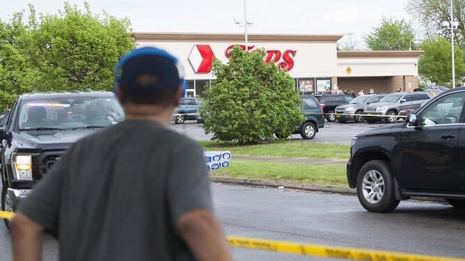 Un hombre permanece ante la cinta policial que impide el paso al supermercado donde se produjo el ataque en Búfalo.